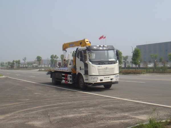 解放平板带吊清障车